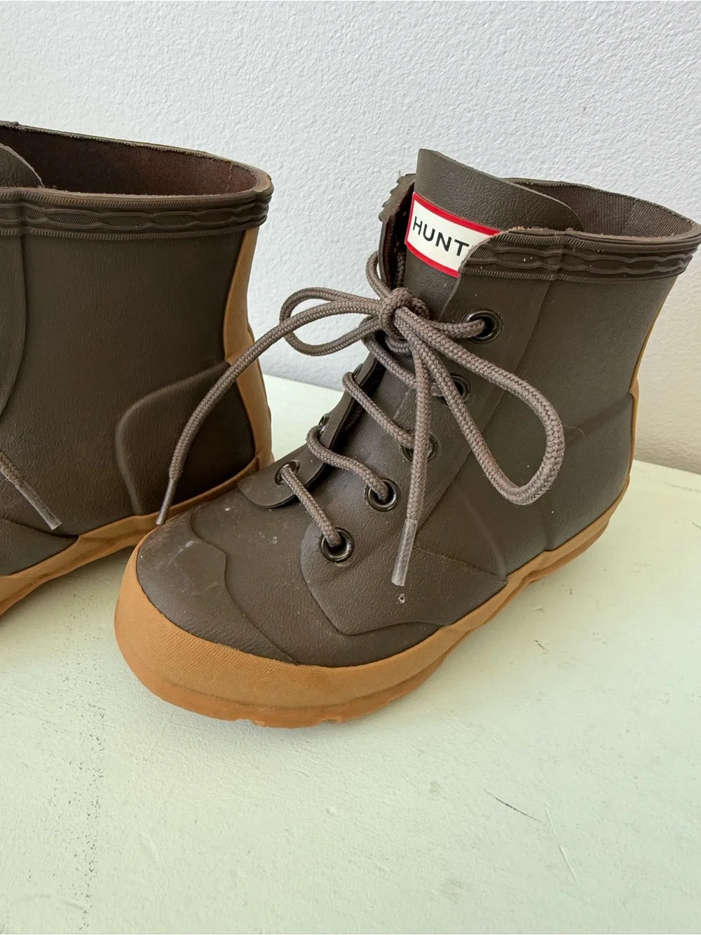 Hunter Kids Dark Gray and Tan Lace-Up Rain Boots with Gum Sole Boys 9/Girls 10
